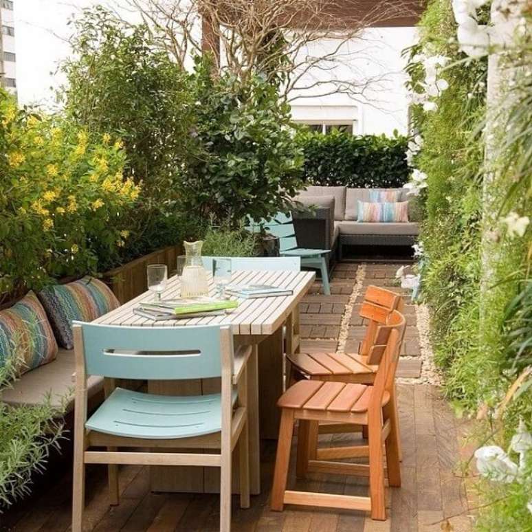 10. Mesas e bancos trazem funcionalidade para a &aacute;rea externa do apartamento garden. Fonte &ndash; Gigi Botelho