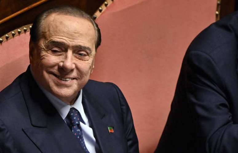 Silvio Berlusconi responde a processos por corrupção de testemunhos