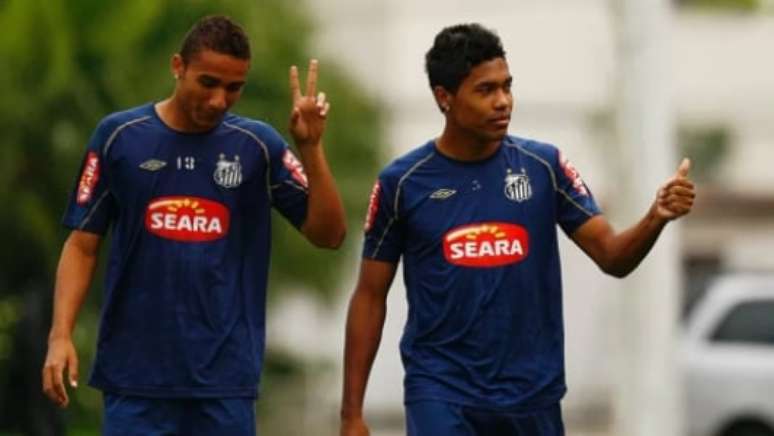 Danilo e Alex Sandro foram campeões no time mágico do Santos com Neymar e Ganso (Foto: Divulgação / Santos)