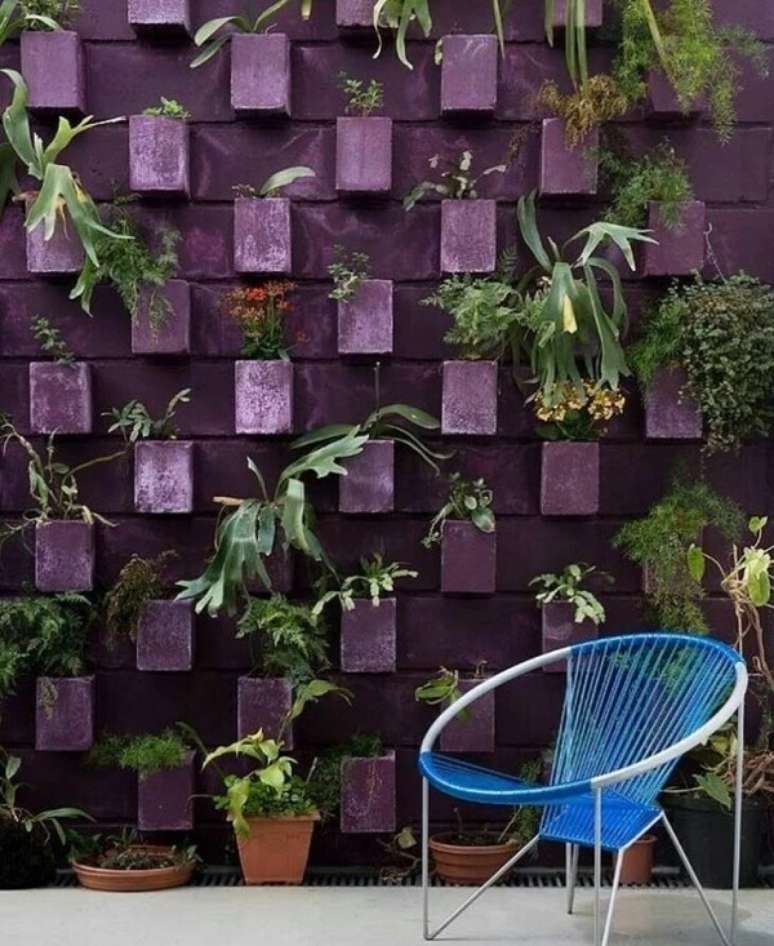 7. O jardim vertical pode decorar a &aacute;rea externa do seu apartamento tipo garden. Fonte &ndash; Casa14 Arquitetura
