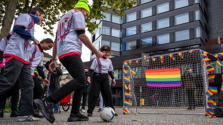 Protesto LGBT no museu da Fifa em Zurique, na Suíça