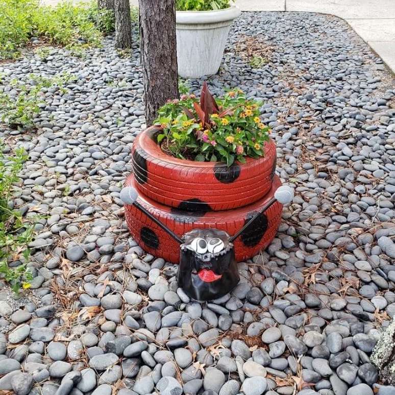 89. Enfeites para jardim feitos com pneus. Fonte – Laurel Cline