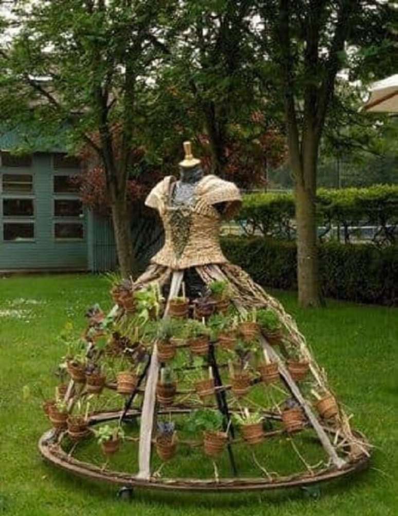 19. Estruture engenhosos enfeites para jardim, como esse suporte de plantas. Fonte: Sabine Mandi