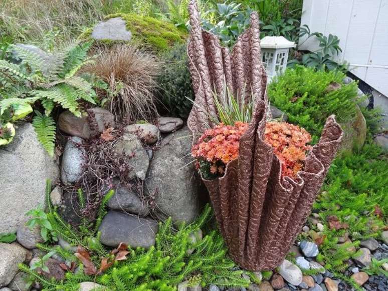 10. Como fazer enfeites para jardim com toalhas e cimento. Fonte: Decoratorist