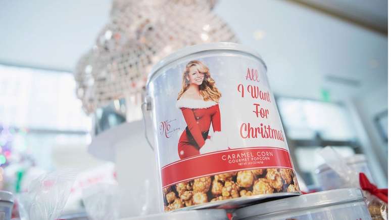 Mariah Carey já comercializa diversos produtos relacionados ao Natal