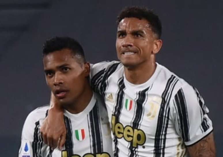 Danilo e Alex Sandro conquistaram três títulos juntos na Juventus (Foto: MARCO BERTORELLO / AFP)