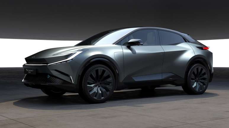 Toyota exibe conceito de SUV compacto elétrico nos EUA.