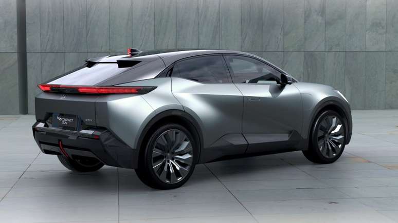 Toyota exibe conceito de SUV compacto elétrico nos EUA.