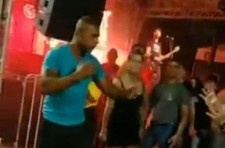 Homem foi flagrado socando jovem em show em Pederneiras (SP)