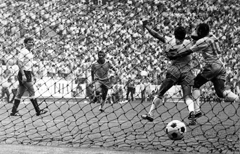 Clodoaldo marca o gol de empate na semifinal contra o Uruguai na Copa de 70