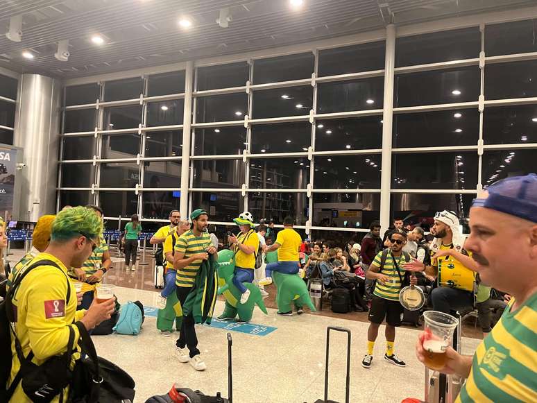 Brasileiros fazem festa em aeroporto