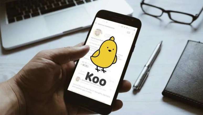 Koo, rede social do passarinho amarelo, está fazendo sucesso no Brasil em meio à crise do Twitter (Imagem: Reprodução/Koo)