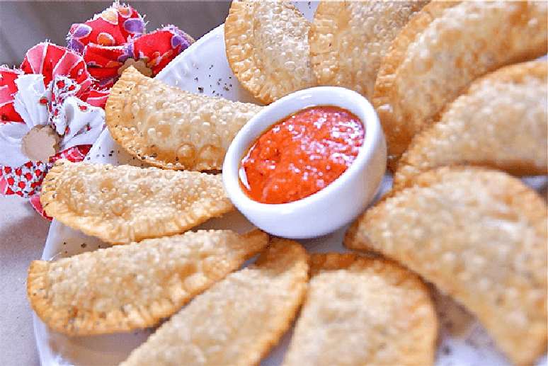 54- No ch&aacute; de casa nova informal, os salgados e doces devem ser f&aacute;cil de servir. Fonte: Onde Casar Brasil