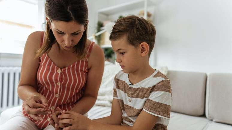 Crian&ccedil;a testando n&iacute;vel de glicose no sangue