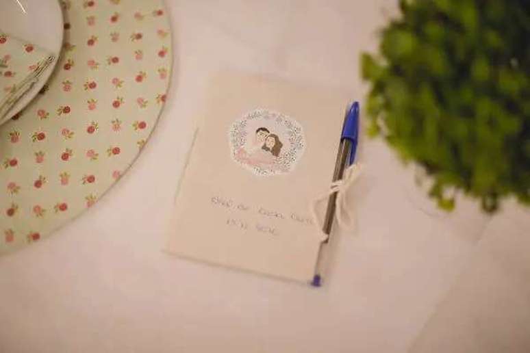 22- A lembrancinha ch&aacute; de casa nova simples tem bloquinho com caneta. Fonte: Berries and Love