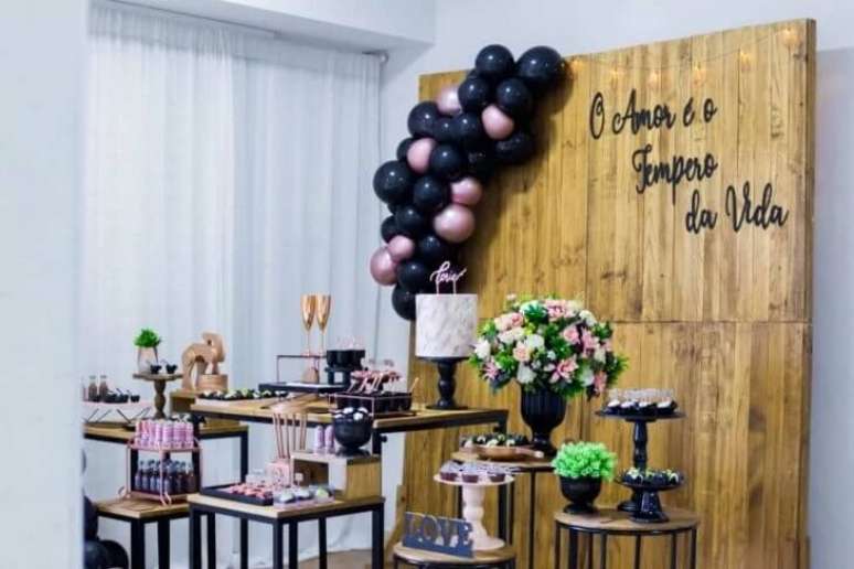 61- Painel de madeira e tons de preto decoram a festa de ch&aacute; de casa nova. Fonte &ndash; Debora Santos DNA