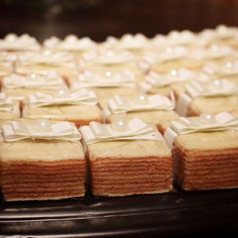 15- Na mesa de caf&eacute; do ch&aacute; de casa nova, o bolo de rolo pode ser servido no lugar de bem casado. Fonte: Lucinha Casc&atilde;o