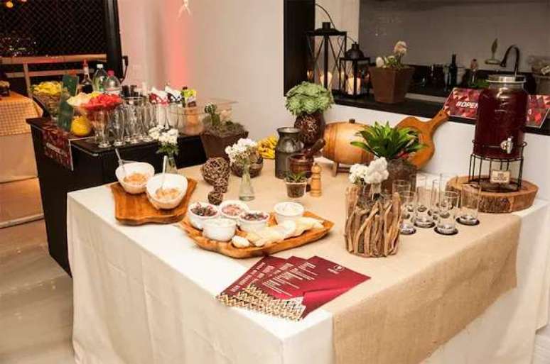 53- No ch&aacute; de casa nova em apartamento, as mesas de bebidas e alimentos devem ser divididas. Fonte: Casinha Arrumada