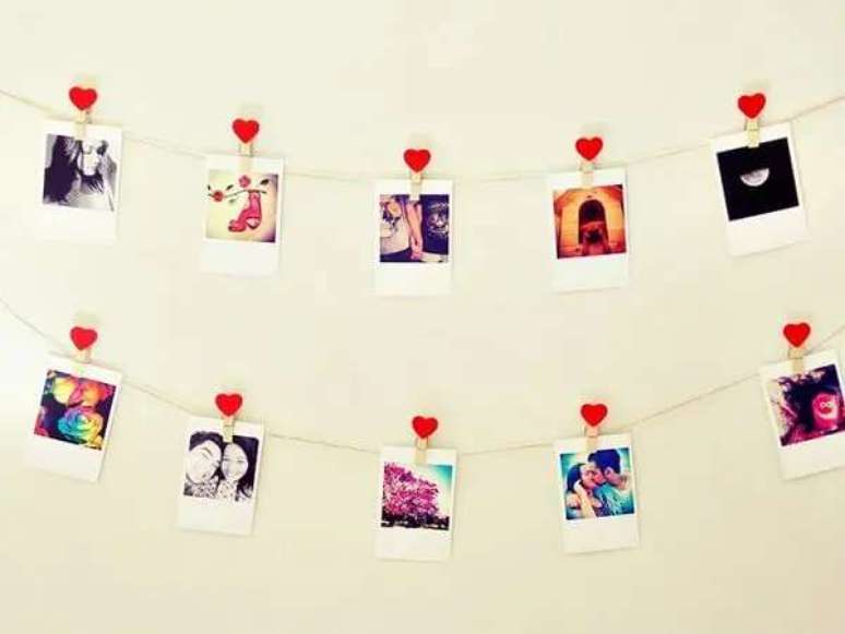 50- O varal com fotos e pregadores de cora&ccedil;&atilde;o &eacute; uma &oacute;tima op&ccedil;&atilde;o na decora&ccedil;&atilde;o de ch&aacute; de casa nova. Fonte: Blog da Wedy