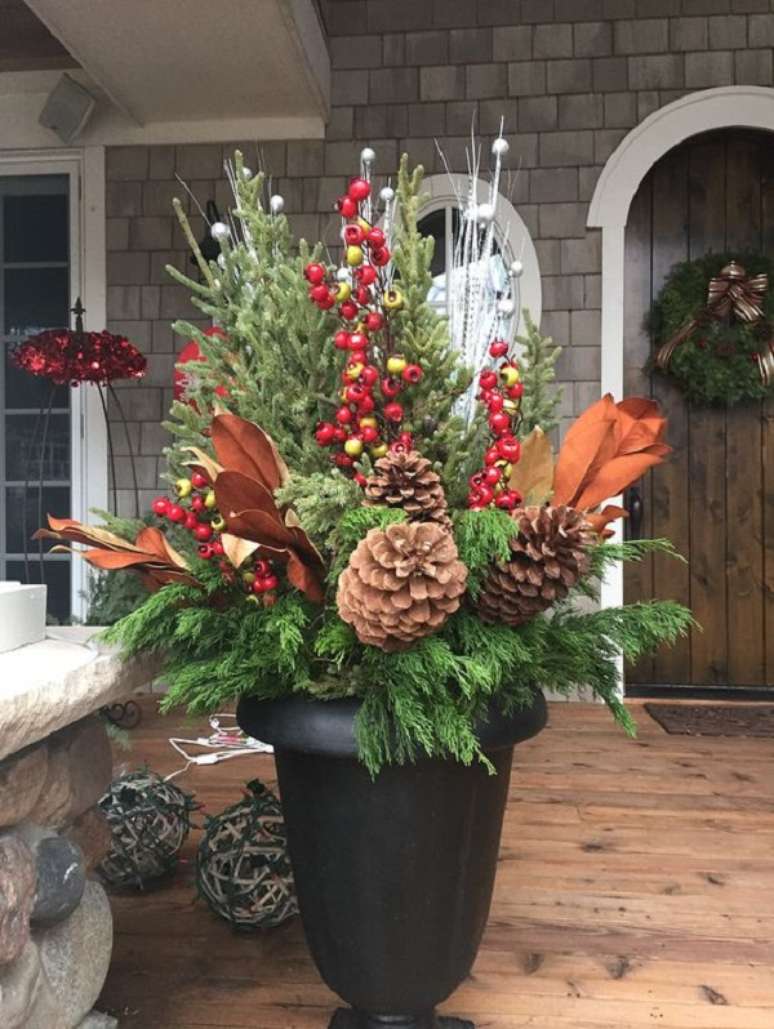 39. Arrranjos natalinos na entrada de casa &ndash; Foto Flags on a Stick