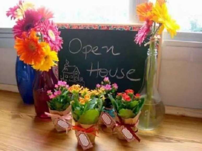 38- A Lembrancinha de ch&aacute; de casa nova pode ser feita de vasos com plantas. Fonte: Festas.Site