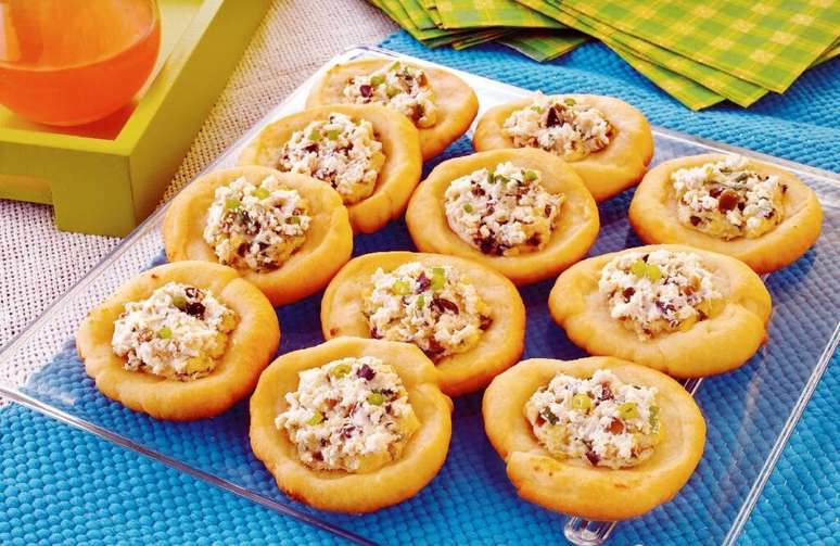 Esfirra aberta de queijo com azeitona