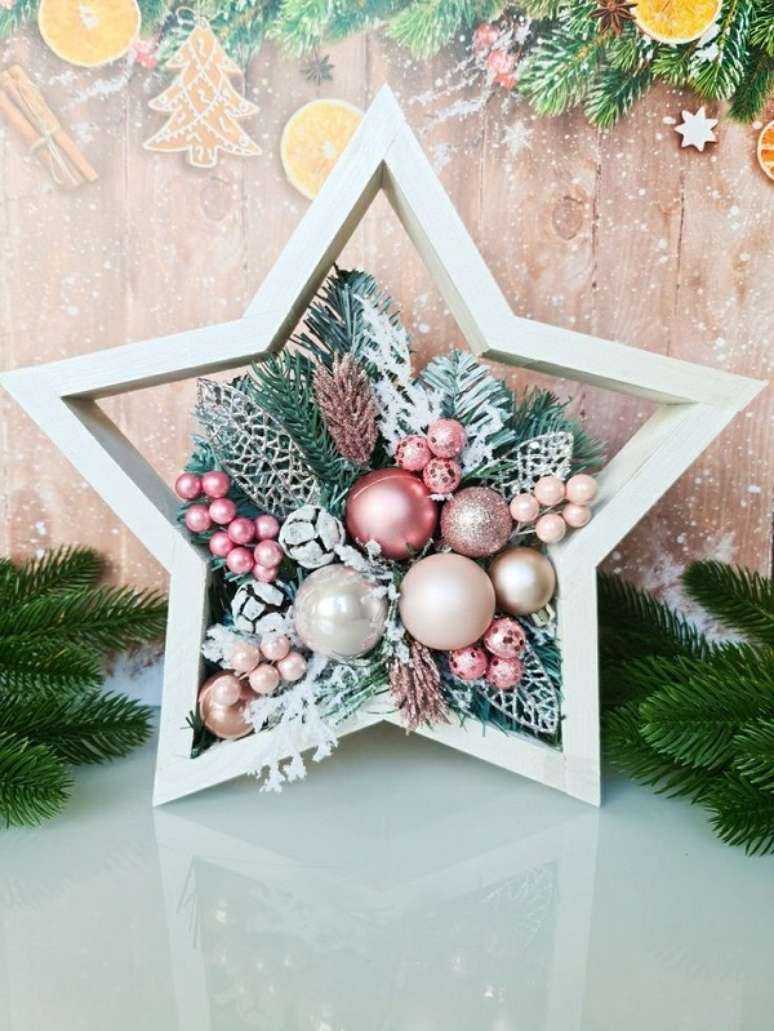 47. Estrela com arranjos natalinos e enfeites tematicos &ndash; Foto Wild Berries