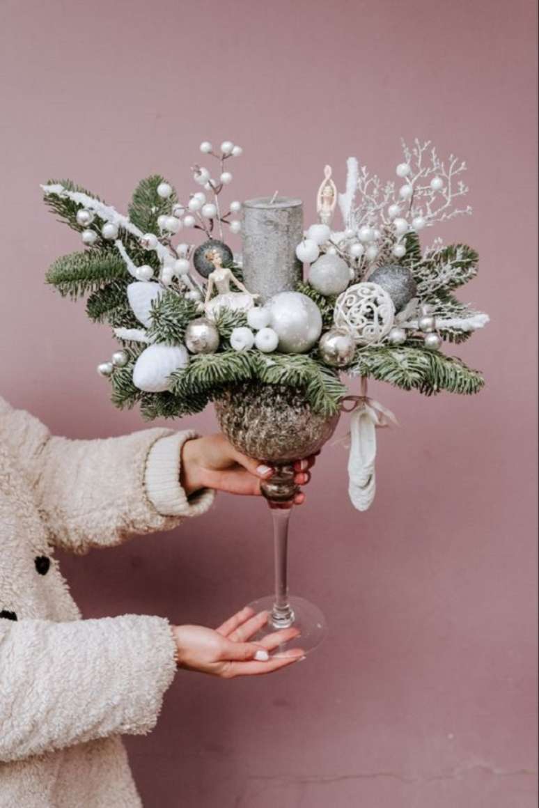 41. Capriche na composi&ccedil;&atilde;o de arranjos natalinos na ta&ccedil;a para fazer pe&ccedil;as lindas &ndash; Foto Pinterest