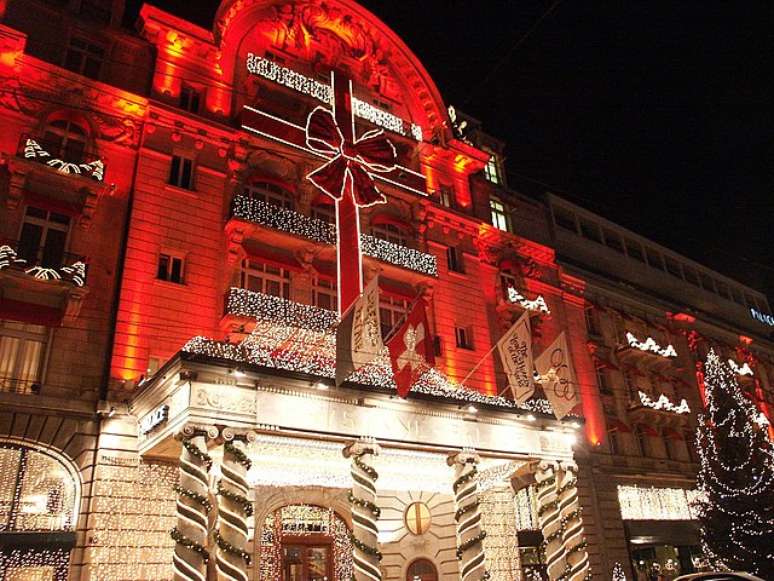 Palácio de Lausanne decorado para o Natal.