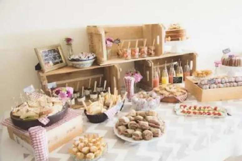 58- No ch&aacute; de casa nova r&uacute;stica, as caixas de frutas acomodam os potes de doces. Fonte: Festas.Site