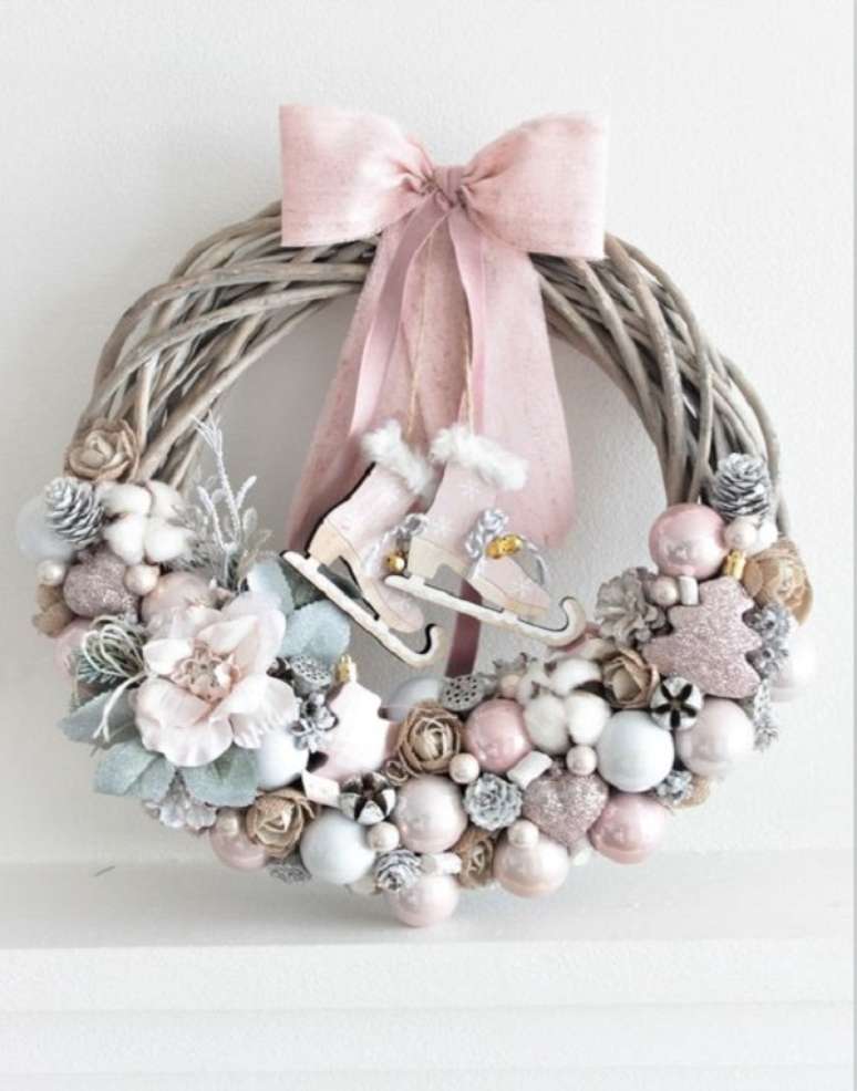 32. Arranjos natalinos para porta de casa com o tema de neve em tons de rosa claro &ndash; Foto Le Creatife