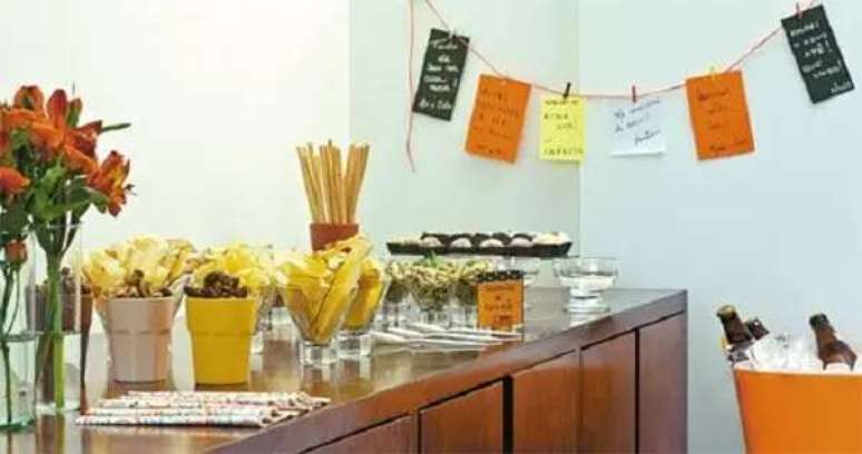 43- No ch&aacute; de casa nova em estilo self service, o balde de gelo &eacute; colocado ao lado da bancada de salgadinhos. Fonte: Im&oacute;vel Web