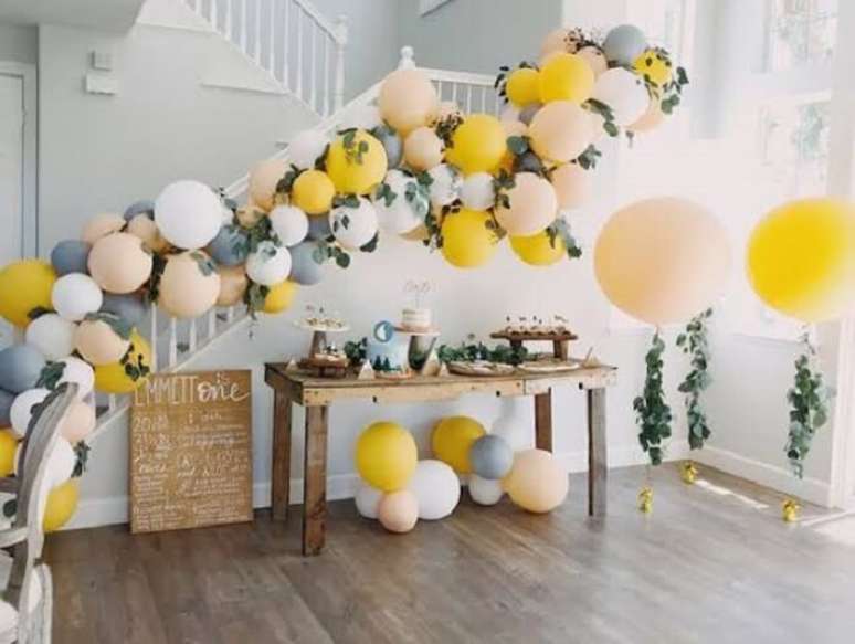 62- Tons de amarelo, branco e ramos iluminam a decoracao de ch&aacute; de casa nova. Fonte &ndash; Arkpad