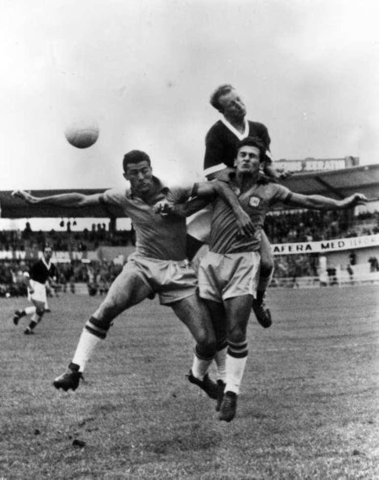 O zagueiro Bellini (&agrave; esquerda) disputa a bola de cabe&ccedil;a com o gal&ecirc;s Ivor Allchurch e o tamb&eacute;m brasileiro De Sordi na Copa do Mundo de 1958