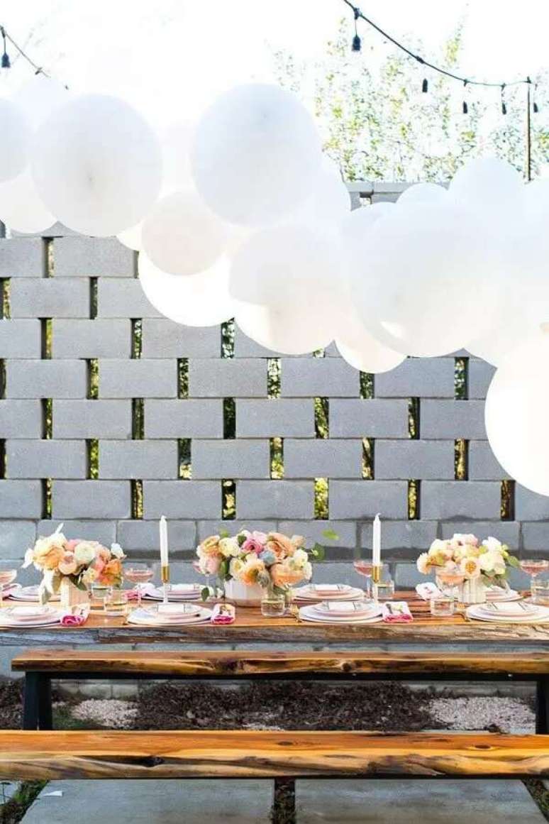 26- Na decora&ccedil;&atilde;o de ch&aacute; de casa nova, a mesa &eacute; r&uacute;stica. Fonte: Revista iCasei