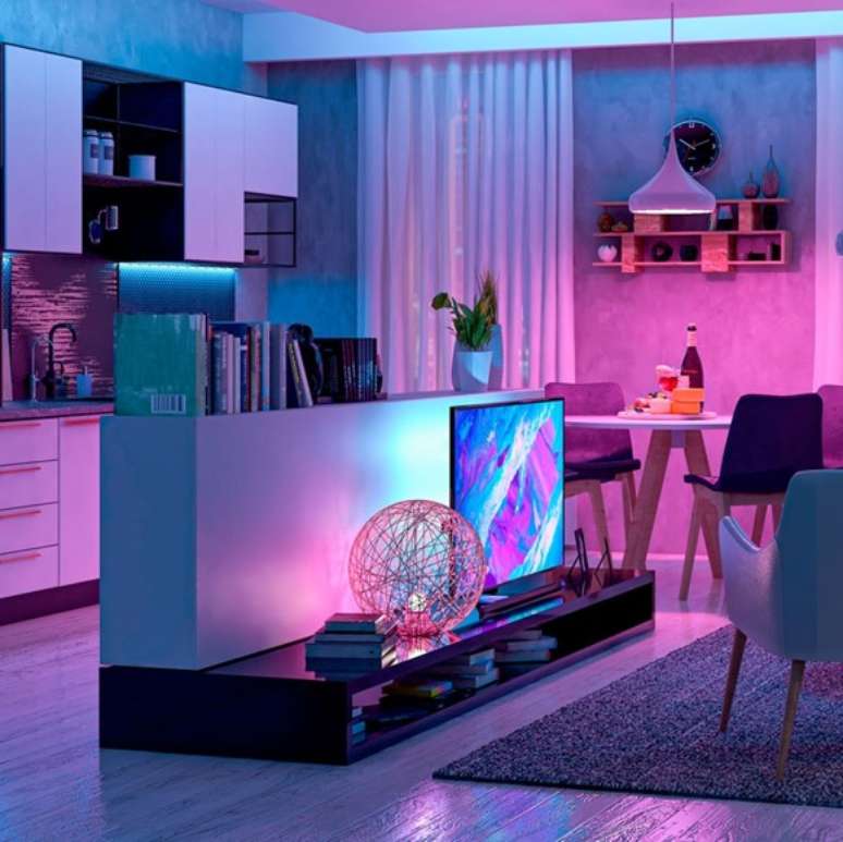 Linha Philips Hue. Trata-se de um sistema de ilumina&ccedil;&atilde;o inteligente, composto por l&acirc;mpadas, lumin&aacute;rias e fitas de LED, que podem ser acionados por meio do aplicativo Philips Hue Bluetooth, do pr&oacute;prio smartphone.