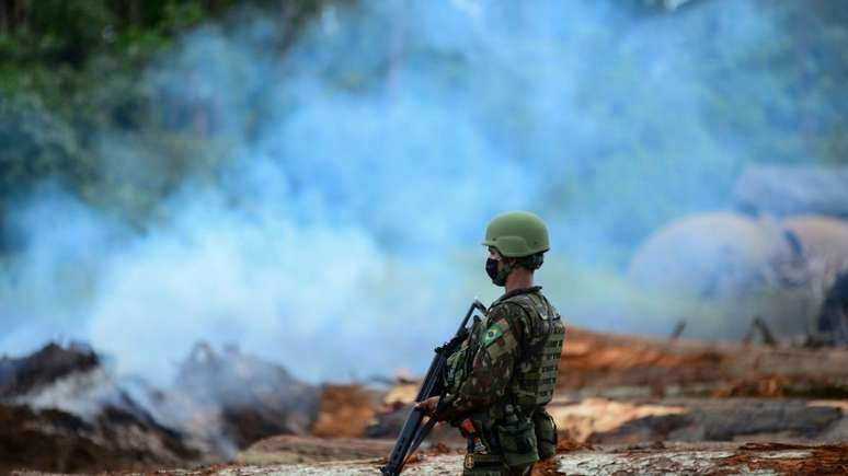 Imagem mostra agente do Exército Brasileiro em operação em área desmatada da Amazônia, onde os índices de violência são maiores em relação às áreas mais preservadas.