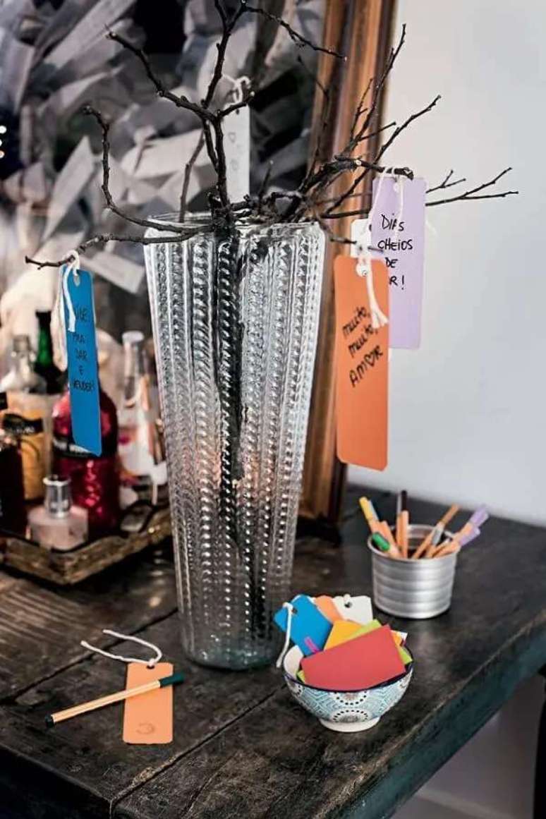 31- Na decora&ccedil;&atilde;o ch&aacute; de casa nova, um vaso com galho seco tem cart&otilde;es de desejo dos convidados. Fonte: Rog&eacute;rio Voltan- Editora Globo