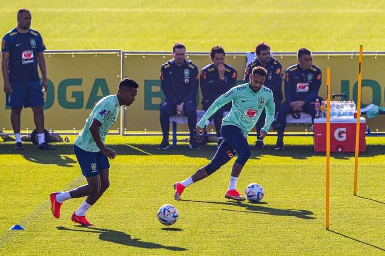 Neymar e Alex Sandro em treino da Seleção Brasileira (Isabella BONOTTO / AFP)