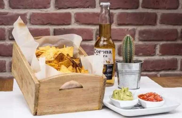 57- No ch&aacute; de casa nova em estilo mexicano, utilize cactos para enfeitar a mesa. Fonte: Blog da Wedy