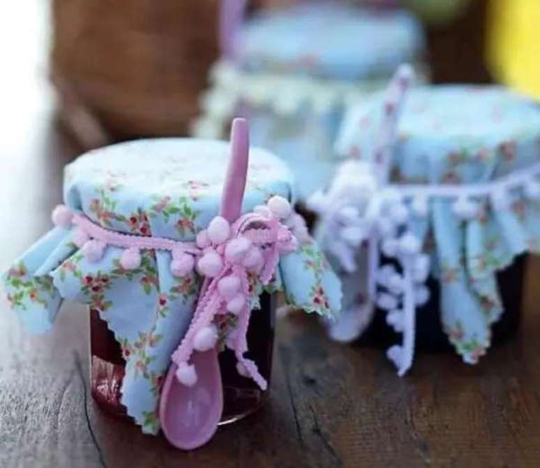 37- Os potes com geleia s&atilde;o lembrancinhas de ch&aacute; de casa nova que agradam muito. Fonte: Casa e Festa