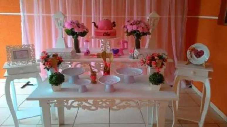 42- Na mesa de ch&aacute; de casa nova, o bolo em formato de chaleira &eacute; a principal atra&ccedil;&atilde;o. Fonte: Festas.Site