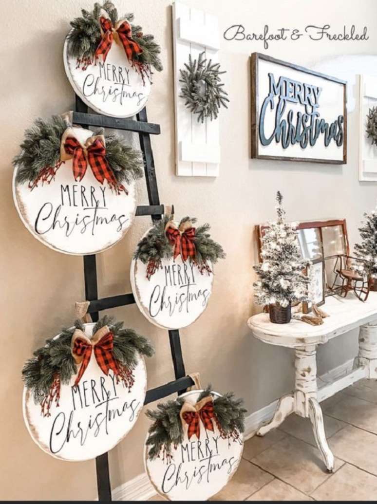 44. Decora&ccedil;&atilde;o de casa com arranjos natalinos em frases &ndash; Foto Barefoot Freckeled