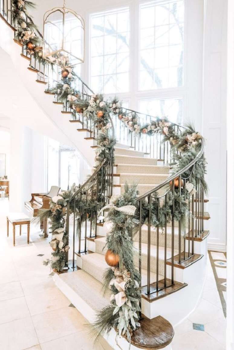 50. N&atilde;o deixe de decorar a escada de casa com lindos arranjos natalinos &ndash; Foto christimas interior decorator
