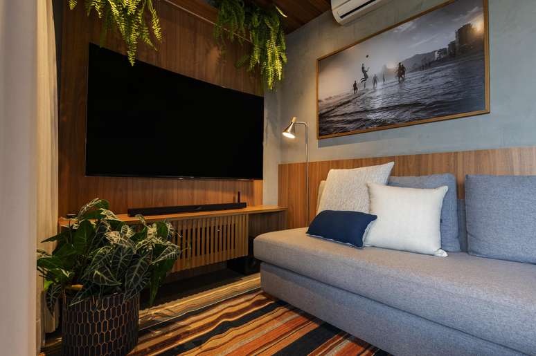 Lumin&aacute;ria de piso cromada em ambiente de Pietro Terlizzi.