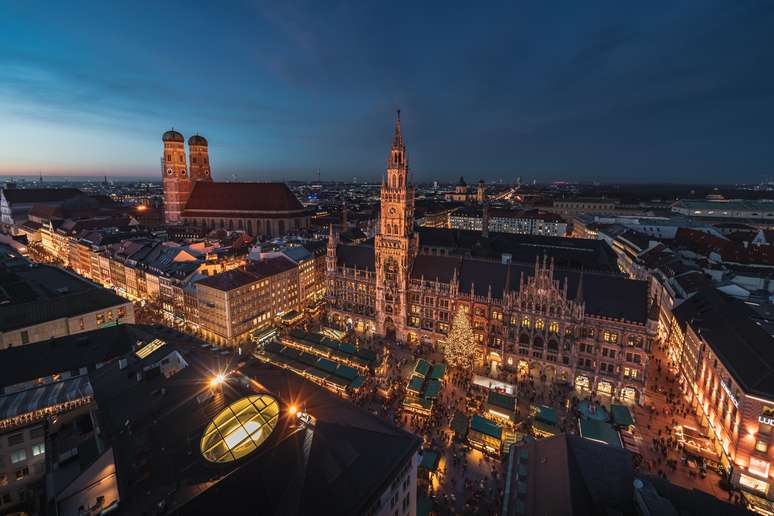 Marienplatz iluminado para o Natal.