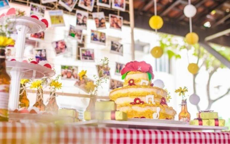 39- Na decora&ccedil;&atilde;o ch&aacute; de casa nova, os enfeites, flores e confeitos do bolo s&atilde;o da cor amarela. Fonte: As tr&ecirc;s Flores