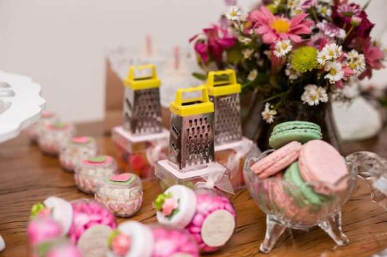 41- A lembrancinha de ch&aacute; de casa nova pode ser feita com mini raladores, cora&ccedil;&otilde;es e potes tipo baleiro. Fonte: ConstruindoDecor