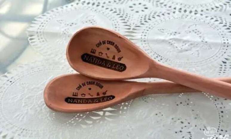8- A lembrancinha de ch&aacute; de casa nova foi elaborada em colher de pau com o nome dos anfitri&otilde;es gravados. Fonte: Inesquec&iacute;vel Casamento