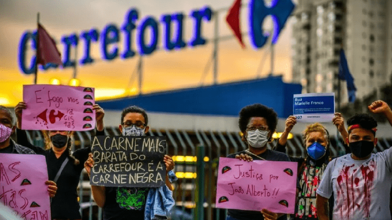 Imagem mostra protesto pela morte de Beto Freitas em frente a uma unidade do Carrefour.